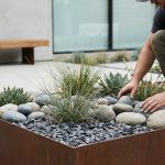 Aménager un parterre avec cailloux moderne sans entretien